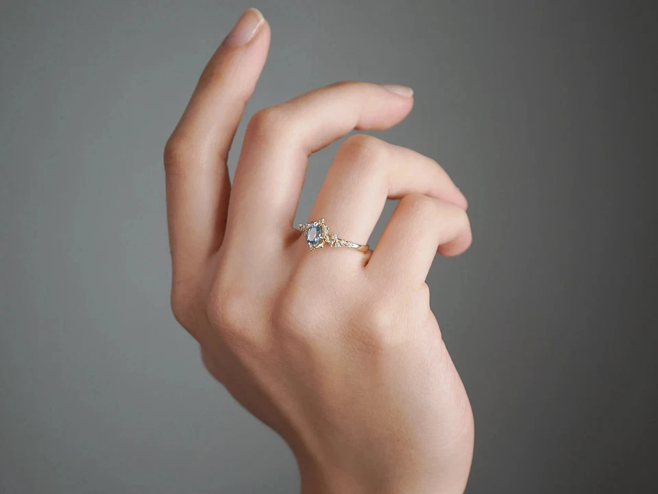 Anillo de compromiso vintage de topacio azul anillo de boda de moissanita enchapado en oro Foto 3 de 4