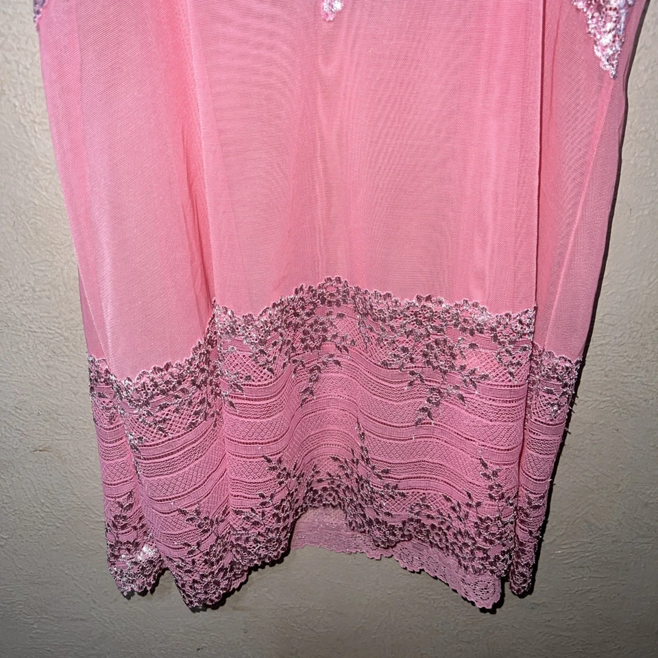 Ночная рубашка Wacoal Embrace Lace Chemise с прозрачной сеткой розовая 814191 романтическая фея размер XL - Изображение 3 из 4