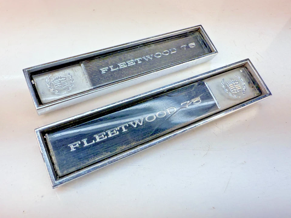 Cadillac Fleetwood 1968 limusina serie 75 par de emblemas de puerta trasera 68 B32-231 fabricante de equipos originales Foto 2 de 4