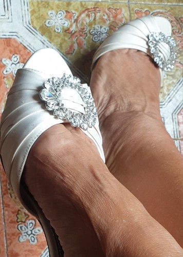 Decolletè open toe NINA NEW YORK comode raso crema fibbia strass - Foto 3 di 11