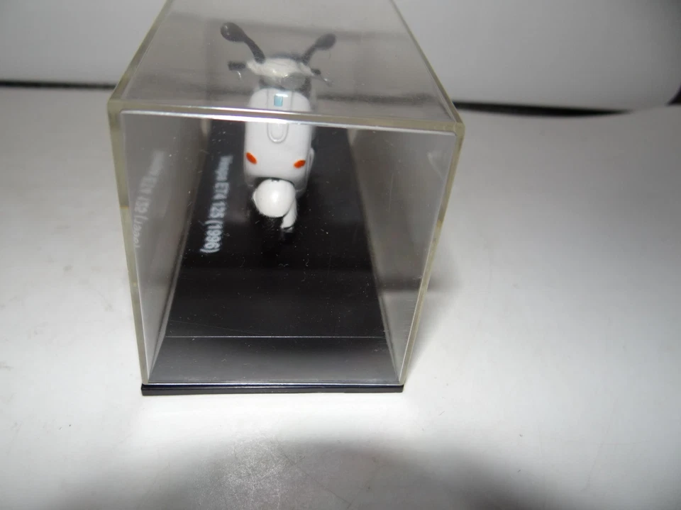 NEW RAY VESPA ROLLER ET4 125 1996 WEISS MODELLAUTO 1:32 SAMMLER MODELL - Bild 3 von 4