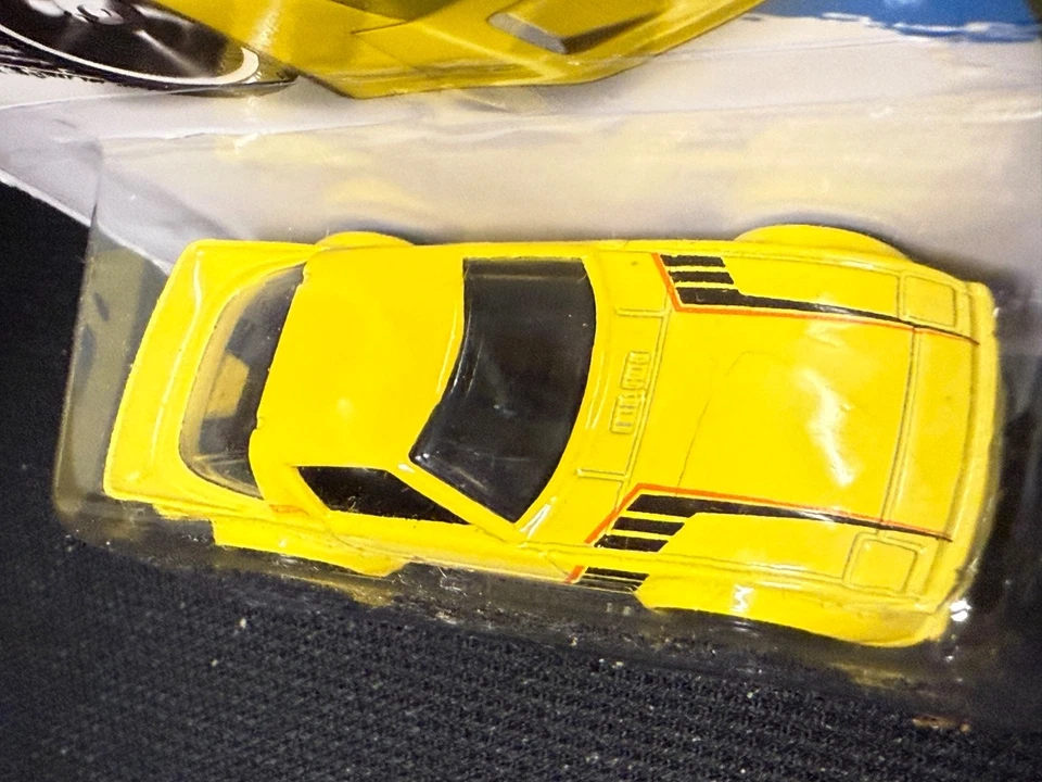 Mazda RX-7 2014 Hot Wheels HW City #21/250 en amarillo - error - pintura funciona y agrieta Foto 4 de 4