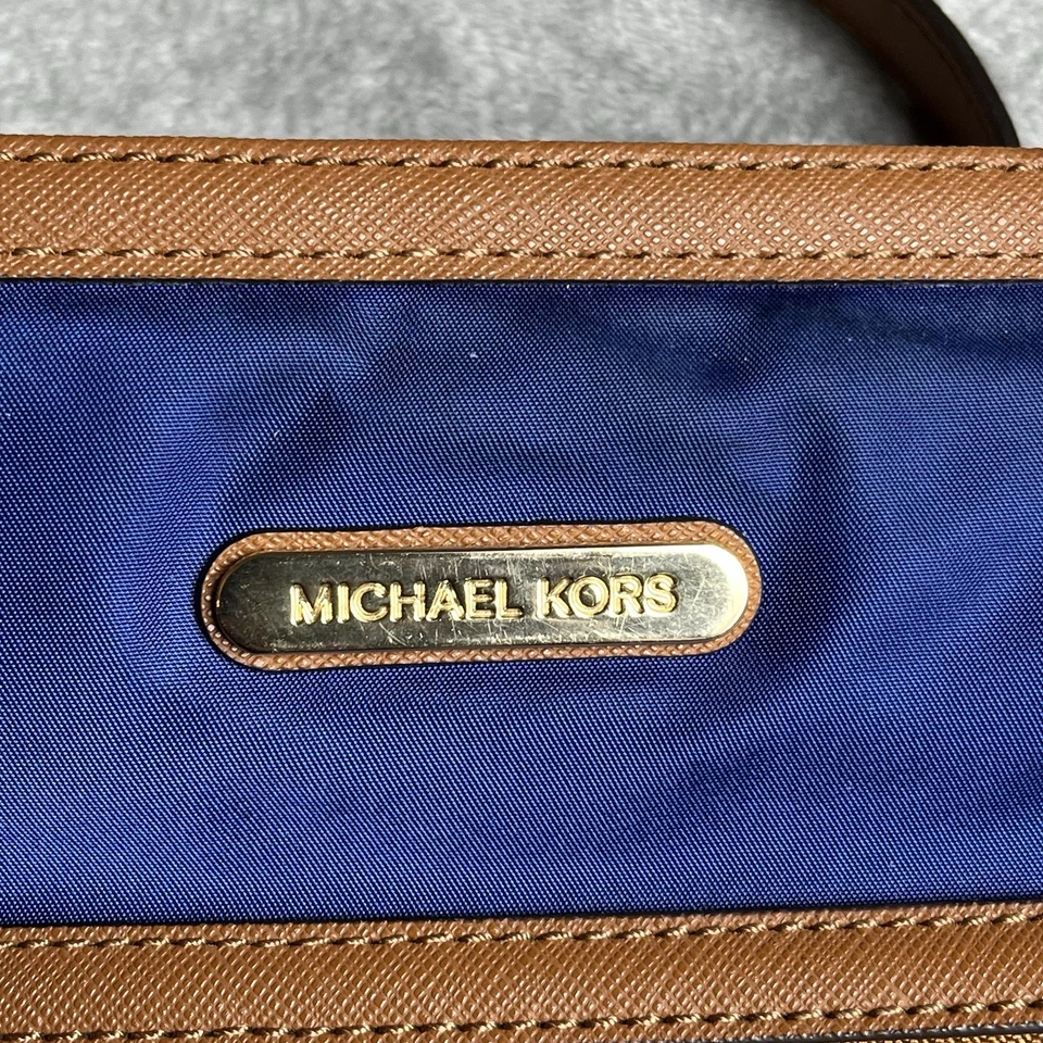 Bolso de hombro Michael Kors Kempton grande East West de nailon azul marino Foto 3 de 4