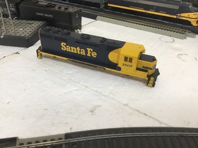 Ho Scale Bachmann GP40-2R ATSF  Damaged  Shell