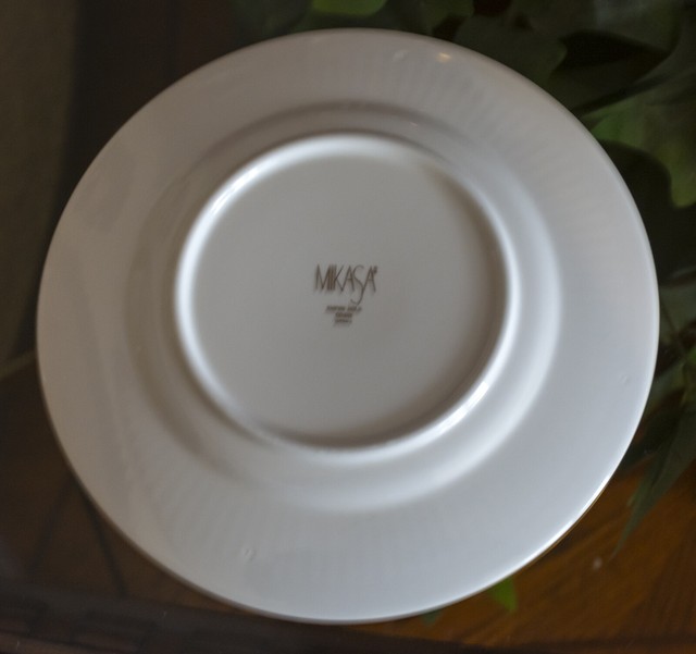 Mikasa Empire GoldRibbed & EmbossedGold trimDinner Plate 11 1/8 in