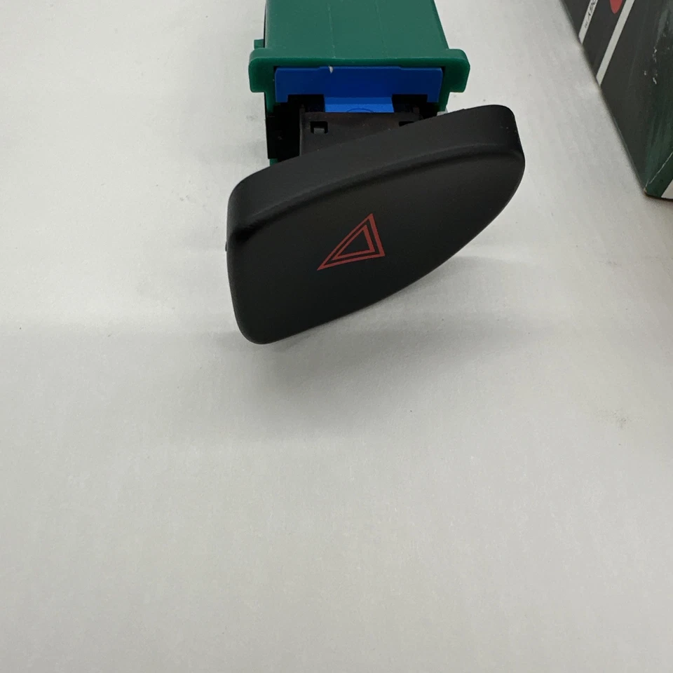 Interruptor de luz de advertencia de peligro BWD HDS105 para Chevrolet Impala 00-05 Foto 2 de 3