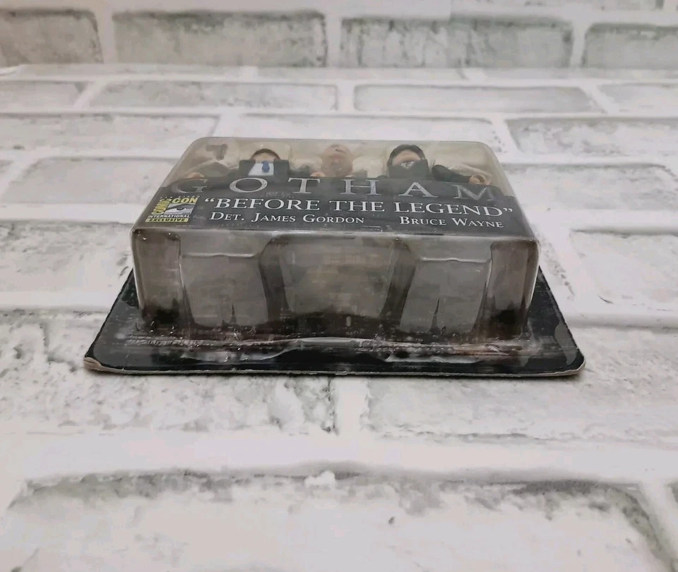 Figuras MiniMates DC Gotham Before the Legend SDCC Gordon Bruce Wayne Foto 3 de 4