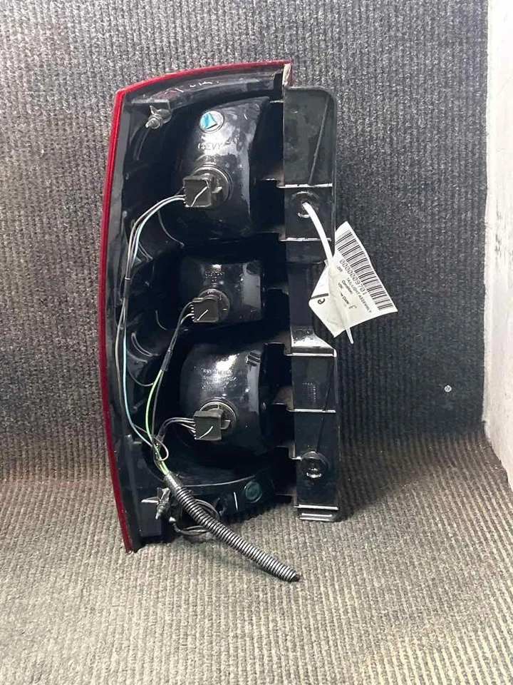 Fits 2007-14 SUBURBAN 1500 Tail Light RH OEM#:22837924 Foto 3 de 4