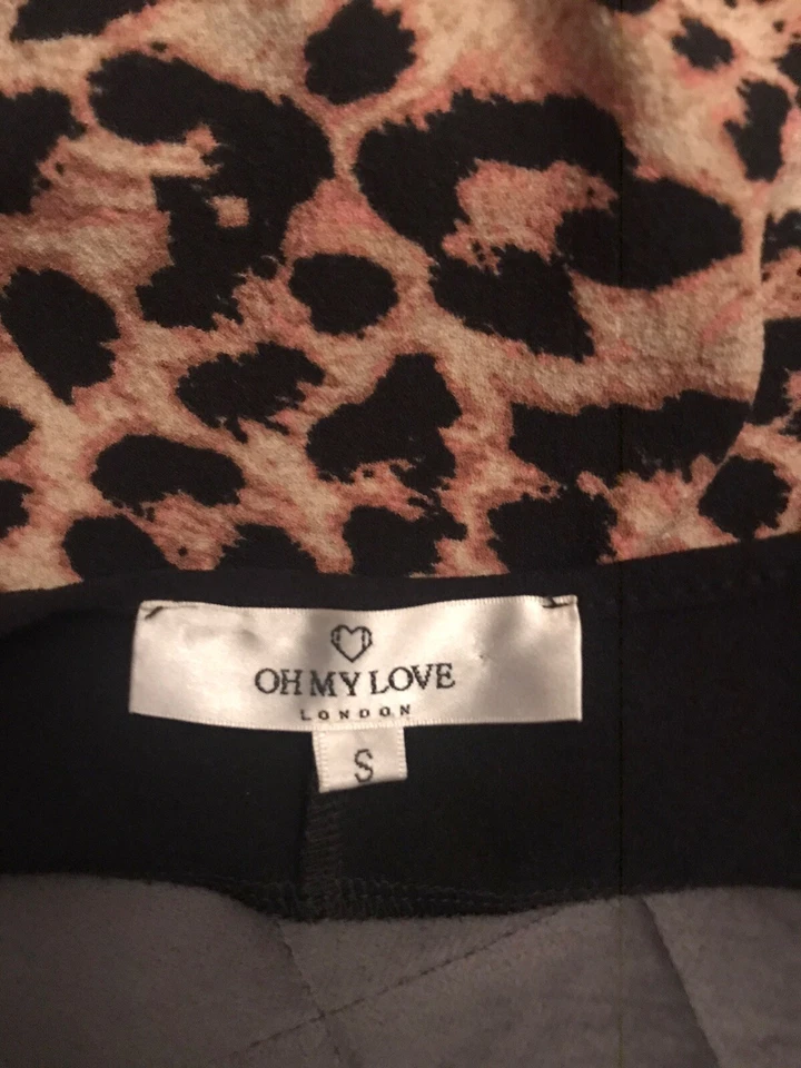 TRAJE DE JUEGO OH MY LOVE ESTAMPADO DE LEOPARDO TALLA PEQUEÑA EXCELENTE ESTADO Foto 3 de 4