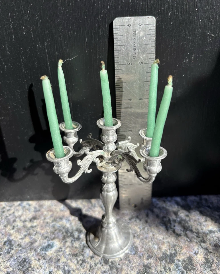 Candelabro miniatura vintage, metal macio com 5 velas, casa de bonecas - Imagem 2 de 4