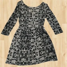 Lily Rose リリー・ローズ 長袖の黒とアイボリーのトライバル柄ニット素材の、背中が浅く開いたミニドレス 女性サイズ 特小サイズ XS 