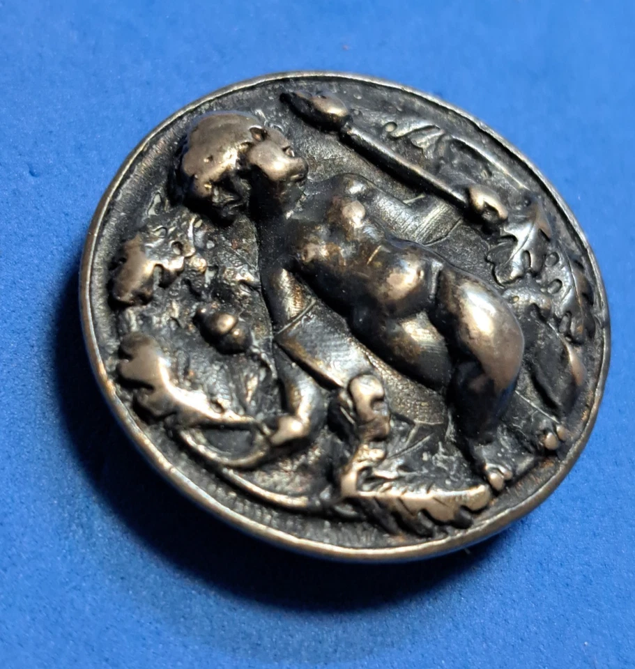 Antiguo botón ESTERLINA marcado con querubín en hojas de roble relieve elevado tachuela trasera Foto 3 de 4