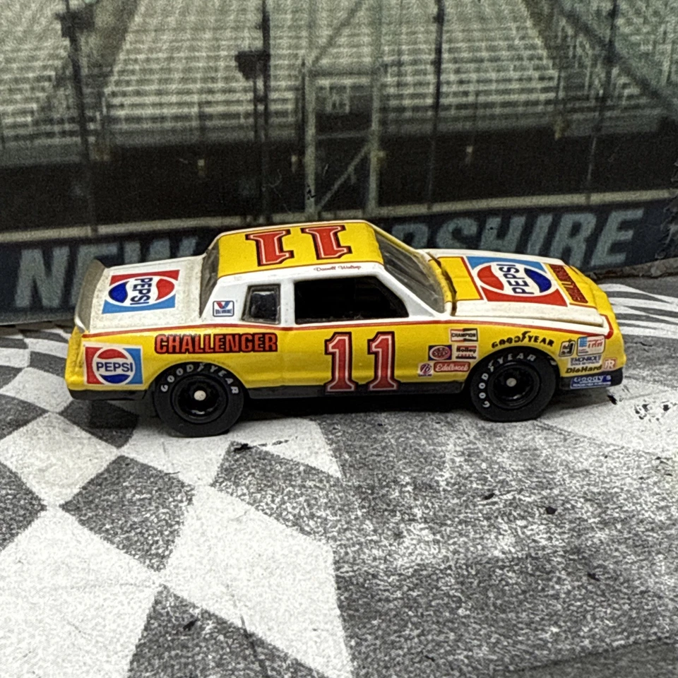 Johnny Lightning nascar 1:64 Legends 1983 Monte Carlo Darrell Waltrip #11 Pepsi Foto 4 de 4