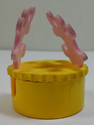 VTG 80's YELLOW SAND w/ PINK CORALS 2'' PENCIL SHARPENER - Picture 3 of 6