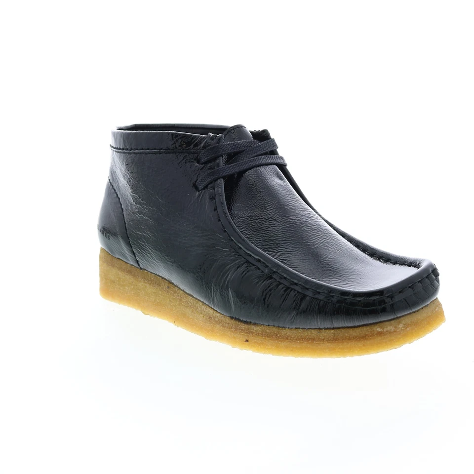 Botas Chukkas Clarks Wallabee Boot 26154804 para mujer de charol negro Foto 2 de 4