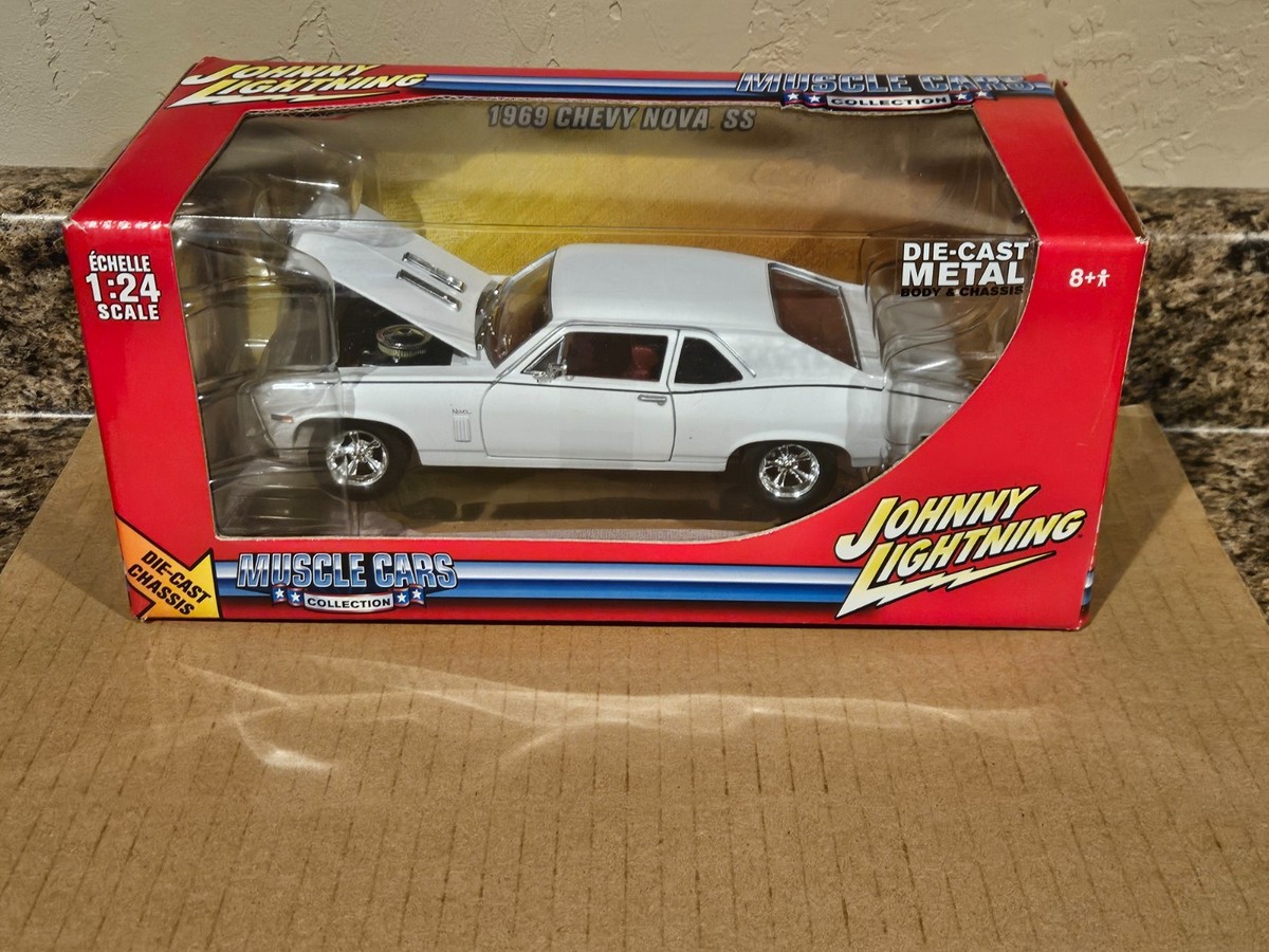 Johnny Lightning 1:24 1969 Chevy Nova SS '69 Chevrolet White