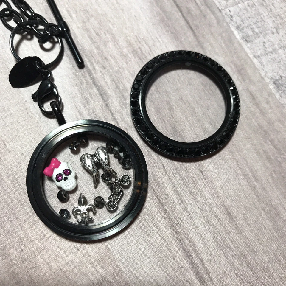 Collar Punk Motociclista Origami Negro Alas Calavera Swarovski Foto 4 de 4