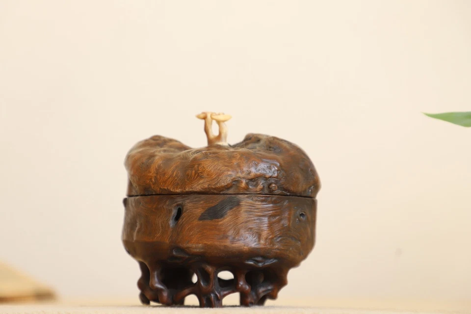 Quemador de incienso de madera de lichi tallado a mano - Forma natural con tapa de piedra Shoushan Foto 2 de 4