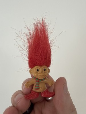 RUSS Weihnachten Troll Puppe Anstecknadel Brosche rote Haare Schuhe grün & roter Schal