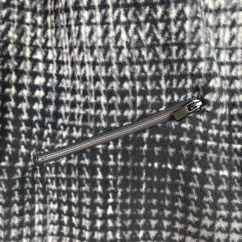 Casaco Ana Jakobs feminino pequeno xadrez preto e branco bolsos com zíper - Imagem 4 de 4