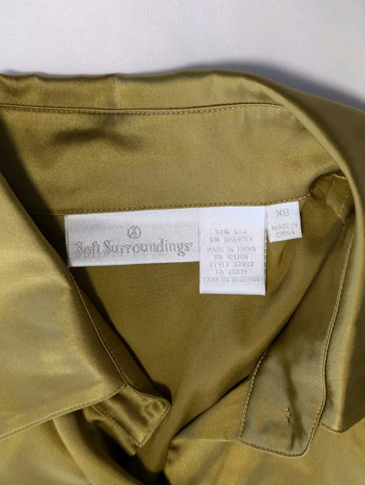 Blusa feminina Soft Surroundings tamanho XS manga longa seda botão para baixo dourada - Imagem 3 de 4