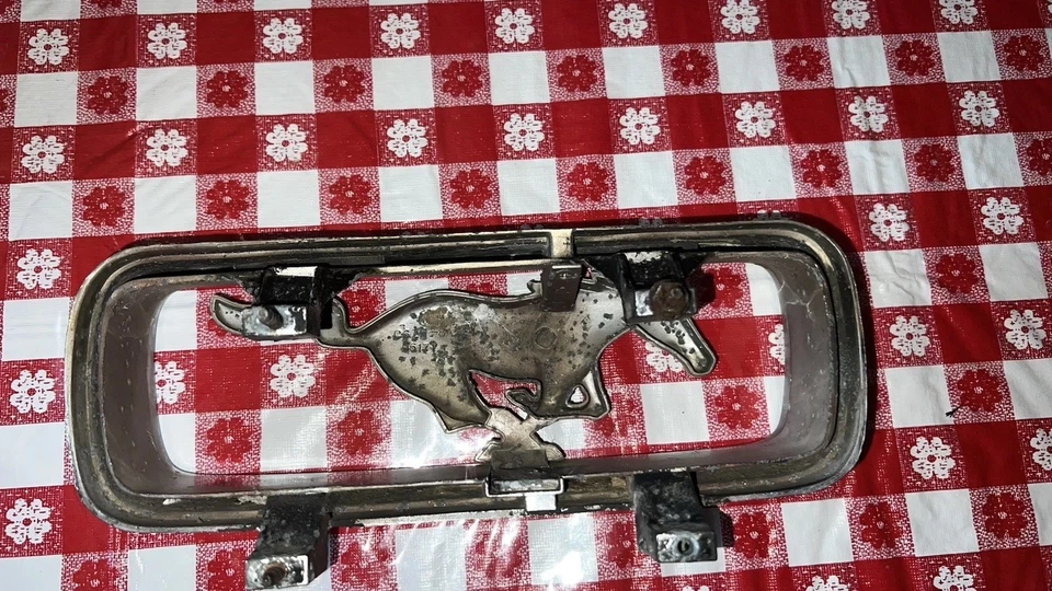 Ford Mustang 1966 cupé emblema delantero y capó espejo retrovisor lateral moldura metálica y emblema Foto 2 de 4