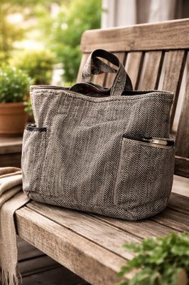 Thirty-One Chevron Tote Bag Black/White Zipper Accent Outer Pockets Large