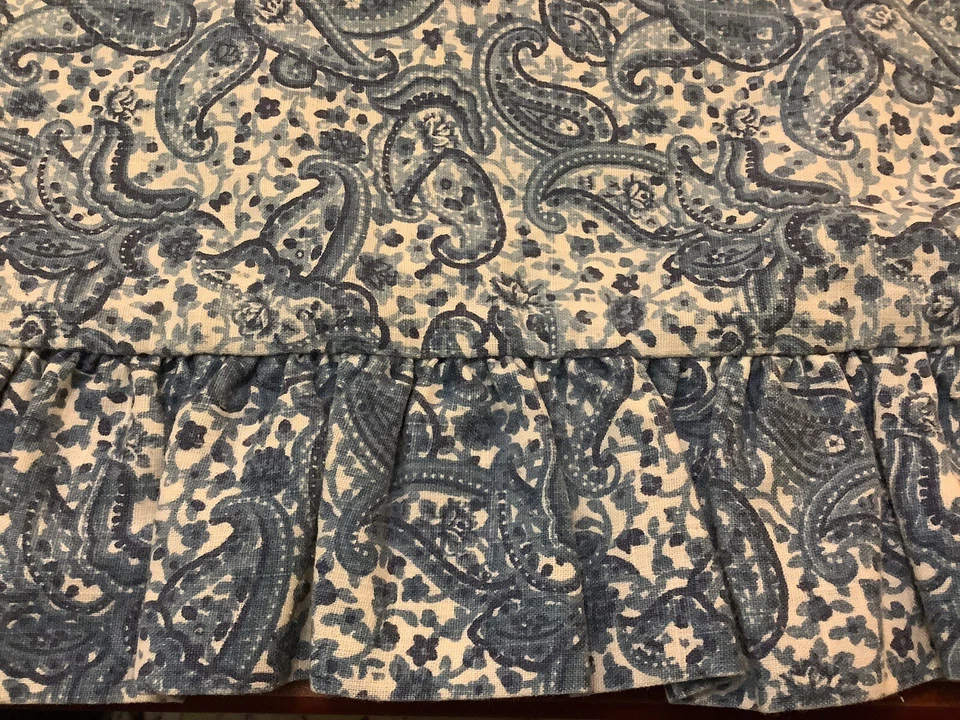 (2) JC Penney ~ Estampado de cachemira pequeño azul y blanco ~ Fundas de almohada estándar con volantes ~ Foto 3 de 4