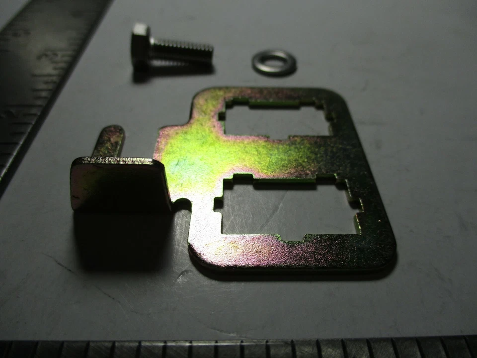 PORSCHE 924S 944 944 TURBO 951 REFERENCE SENSOR CONNECTOR BRACKET NEW GENUINE - Image 2 of 4