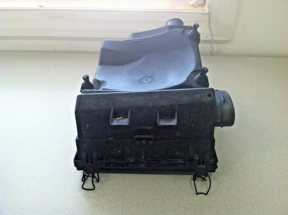 Mercedes-Benz ML320 1998-2003 ~ parte inferior de la caja de admisión de aire ~ A1635050160 ~ pieza OEM Foto 3 de 4