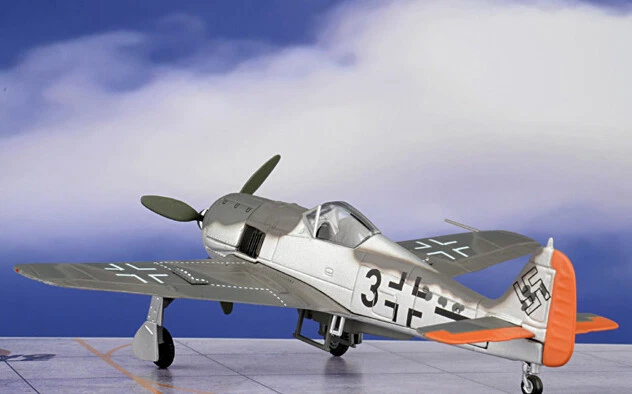 Corgi Focke-Wulf Fw 190F-8 Black 3 Feldwebel 1/72 diecast plane model aircraft - Image 4 of 4