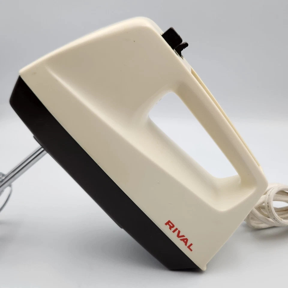 Mezcladora de mano Rival vintage modelo 433 tres velocidades crema y marrón hecha en EE. UU. Foto 2 de 4