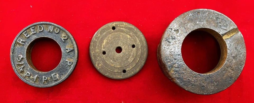 LOT T28 VINTAGE REED MFG CO PIPE THREADING TOOL PARTS, INCL. 3/8 R & 3/4 R DIES - Image 2 of 4