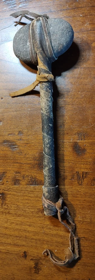 Tomahawk de piedra o martillo, envuelto en cuero crudo Foto 3 de 4