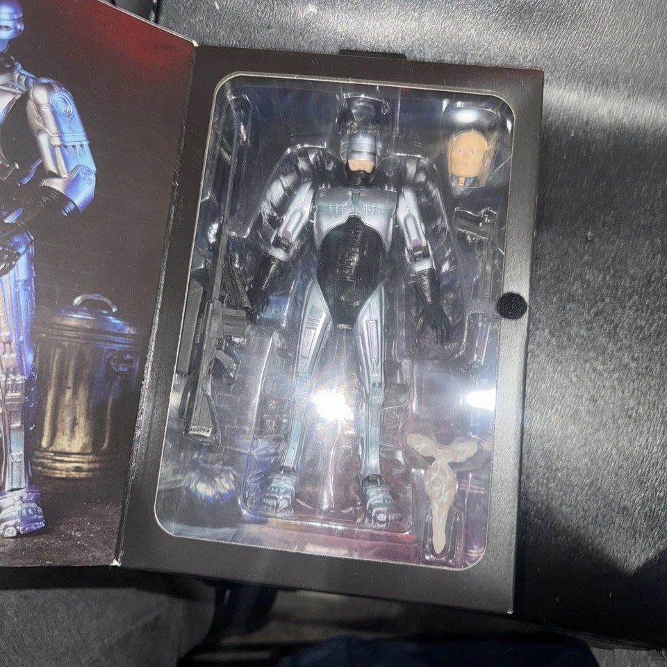 NOVO BONECO DE AÇÃO NECA Ultimate RoboCop 7" 2021  - Imagem 2 de 4
