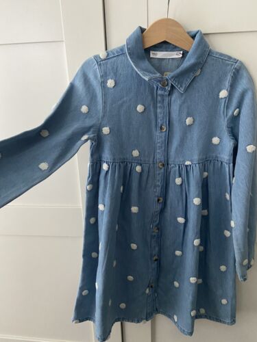 M&S girls denim blue & white polka dot shirt dress BNWT AGE 6-7 - Imagen 1 de 6