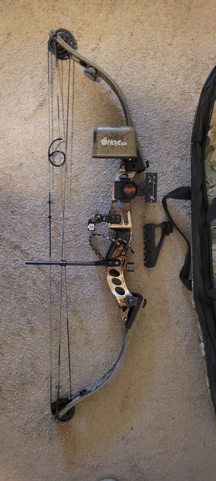 Hoyt Enticer Supreme Compound Bow With All Attachments And Arrows