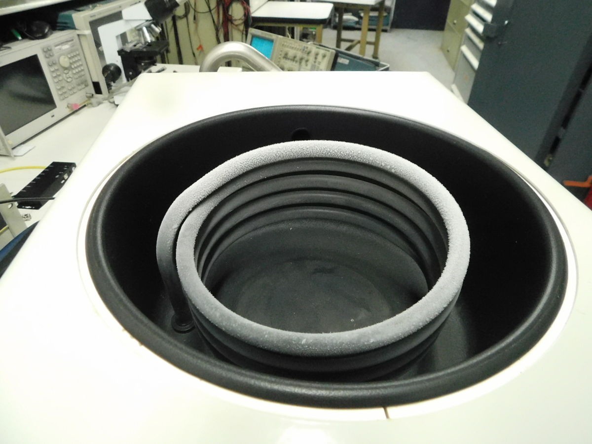 LABCONCO FREEZONE 2.5, 7670521 2.5 LITER BENCHTOP FREEZE DRYER. M6692