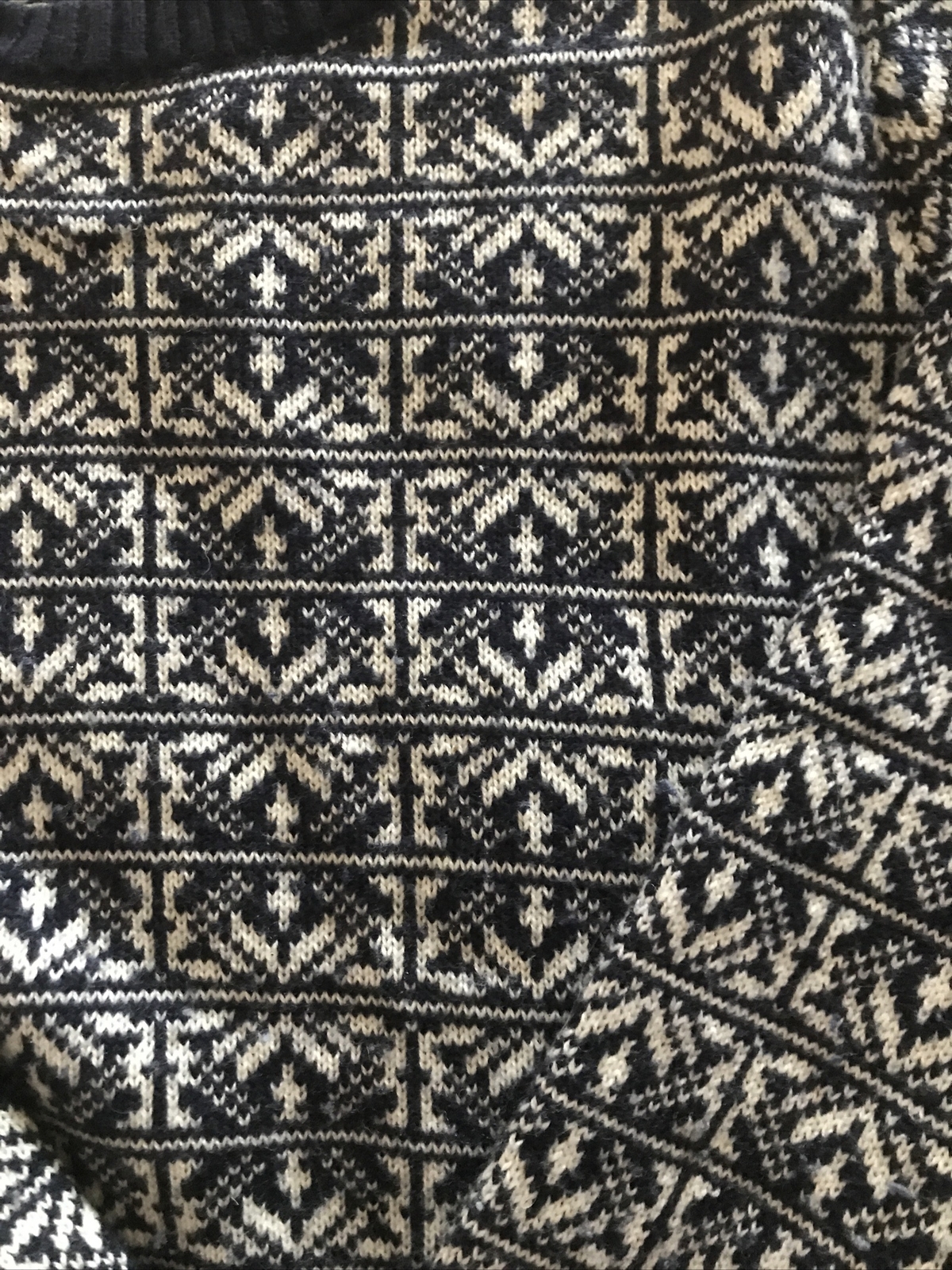 Blur Winter Pattern Jumper GAP Size Small with pi… - image 3