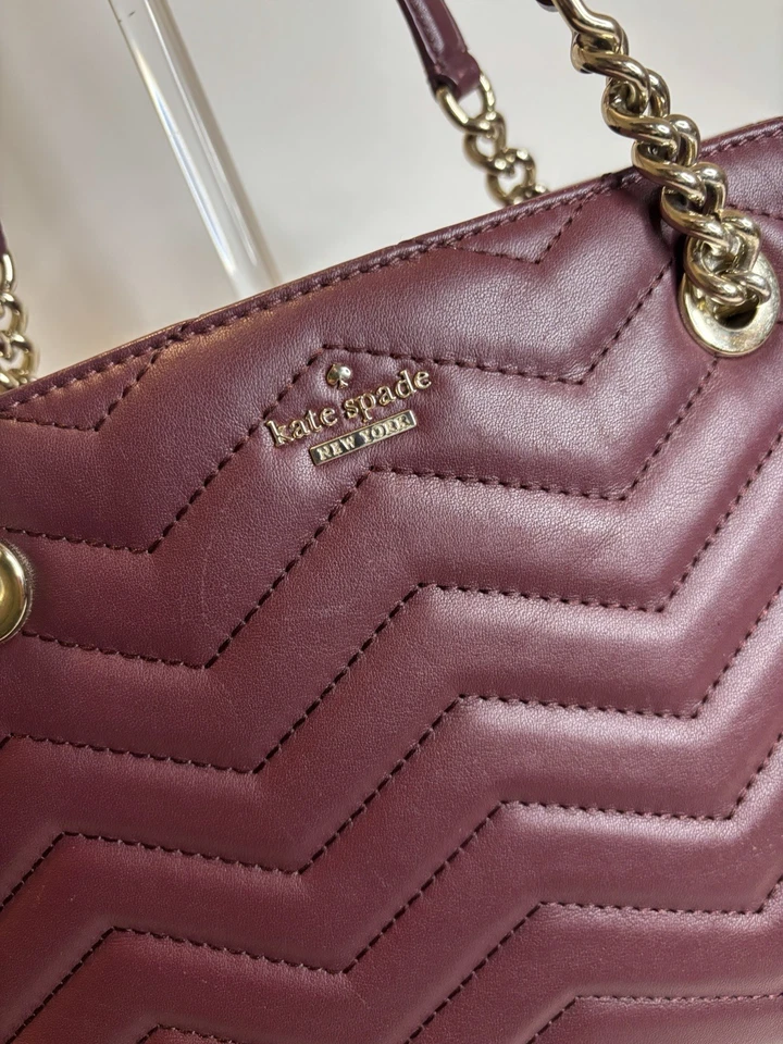 KATE SPADE Reese Park Bolsa de Couro Borgonha com Forro Rosa e Ferragens Prata - Imagem 3 de 4