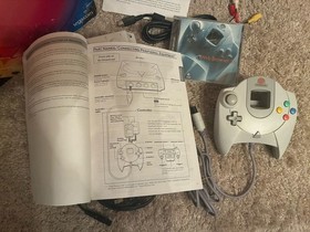 White Sega Dreamcast HKT-3020 Console Bundle With Cables and Controller in Box