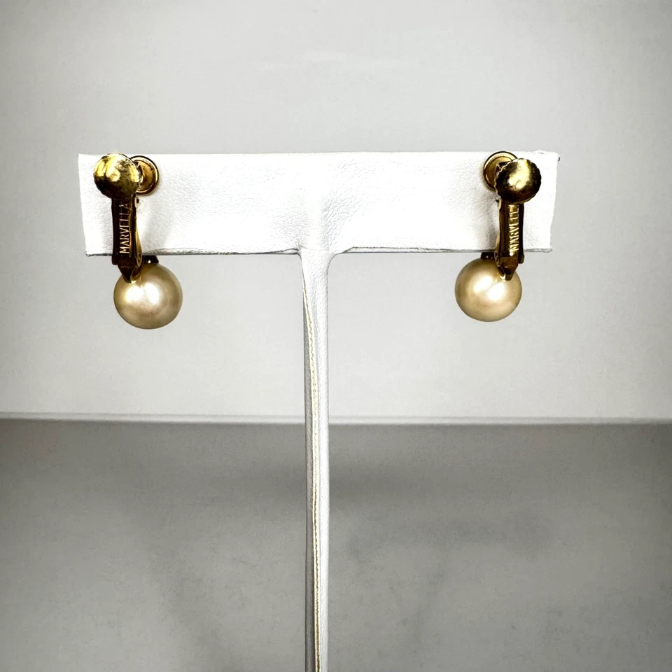Pendientes colgantes vintage de perlas de imitación Marvella atornillados tono dorado Foto 4 de 4