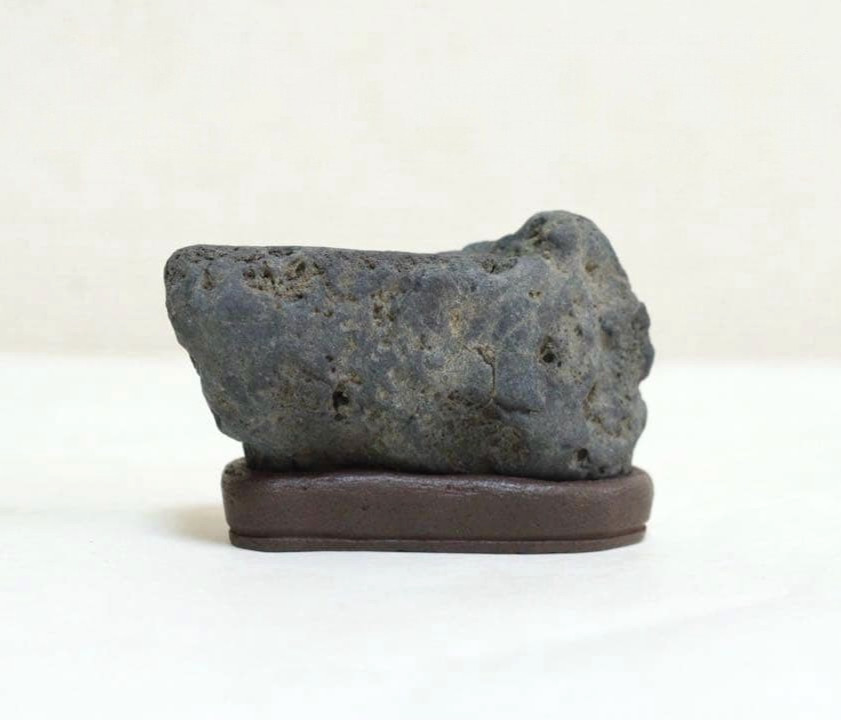 Japonés Suiseki Bonseki Sudachi Maguro Piedra Yase Río Doha Forma con Base 150g