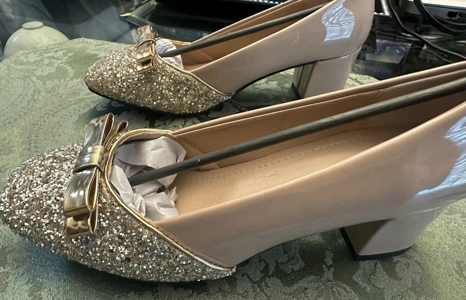 NUEVO para mujer punta cuadrada, cuero patentado, con brillo/lazo dorado/bomba de 2"" Foto 2 de 4