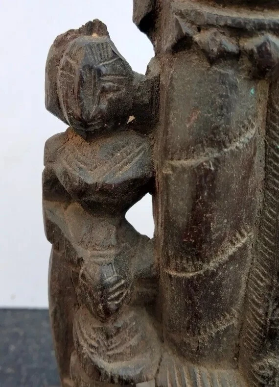 Древняя деревянная резная южноиндийская племенная скульптура матери и ее детей - Изображение 3 из 4