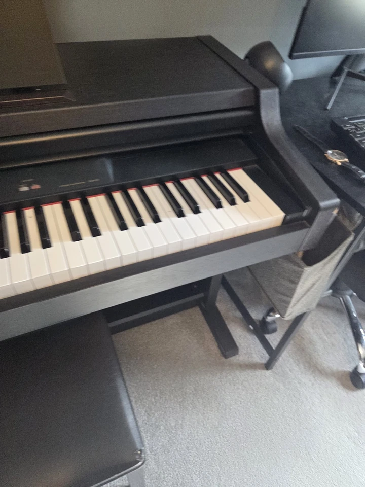 Yamaha Clavinova CLP-411 88-Key Digital Home Piano Black, Bench, 3 Pedals, photo 2 of 5