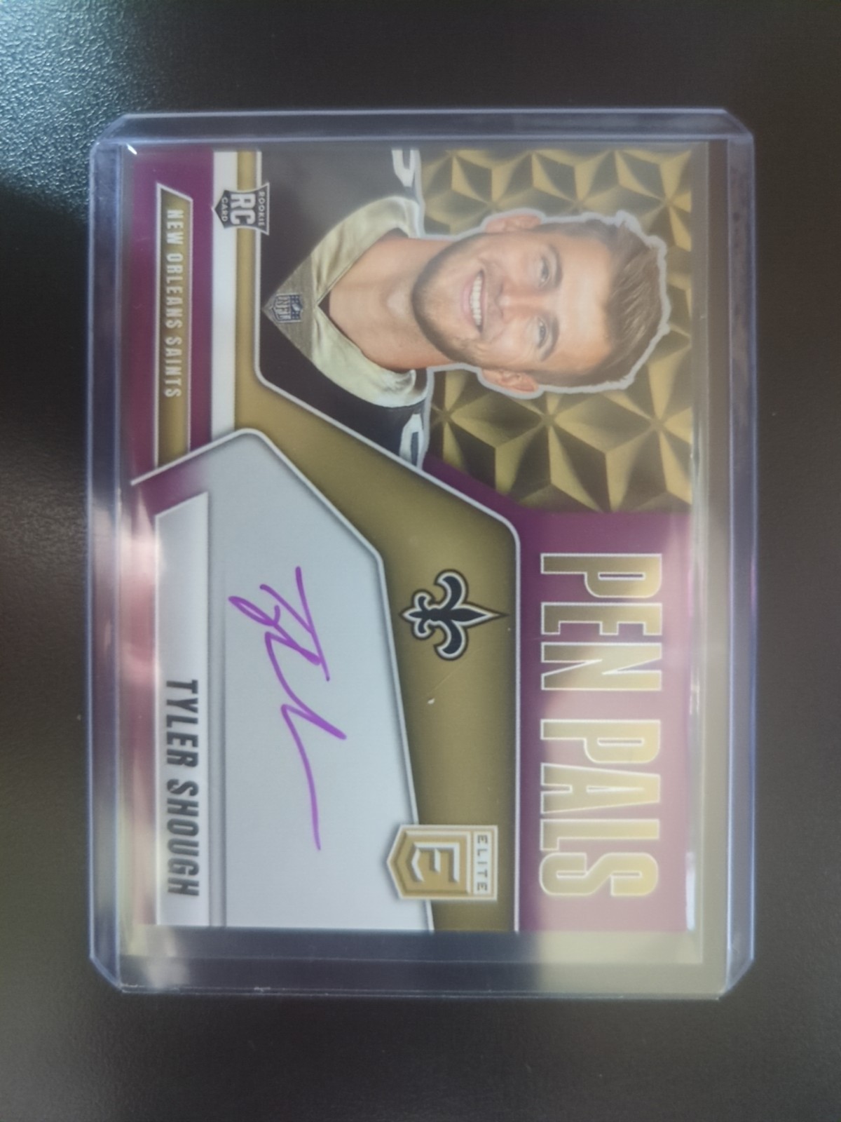2025 Panini Donruss Elite #PP-TSH Tyler Shough Pen Pals Rookie Auto Purple Ink