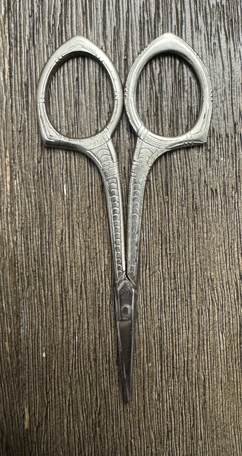 ANTIQUE LEATHER CASED RANDOM SET OF VINTAGE SEWING SCISSORS AND GROOMING TOOLS