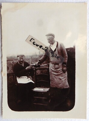 2 FOTOS Wein Weinbau Winzer Mann bei Verkostung W215