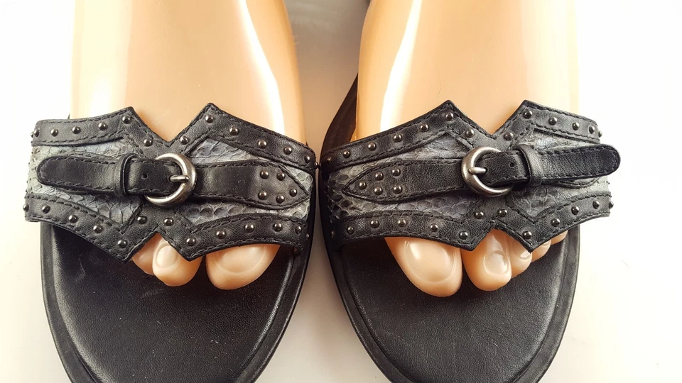 Sandalias de cuña B. Makowsky de cuero negro con correa al tobillo tachonadas piel de serpiente talla 9,5 Foto 2 de 4